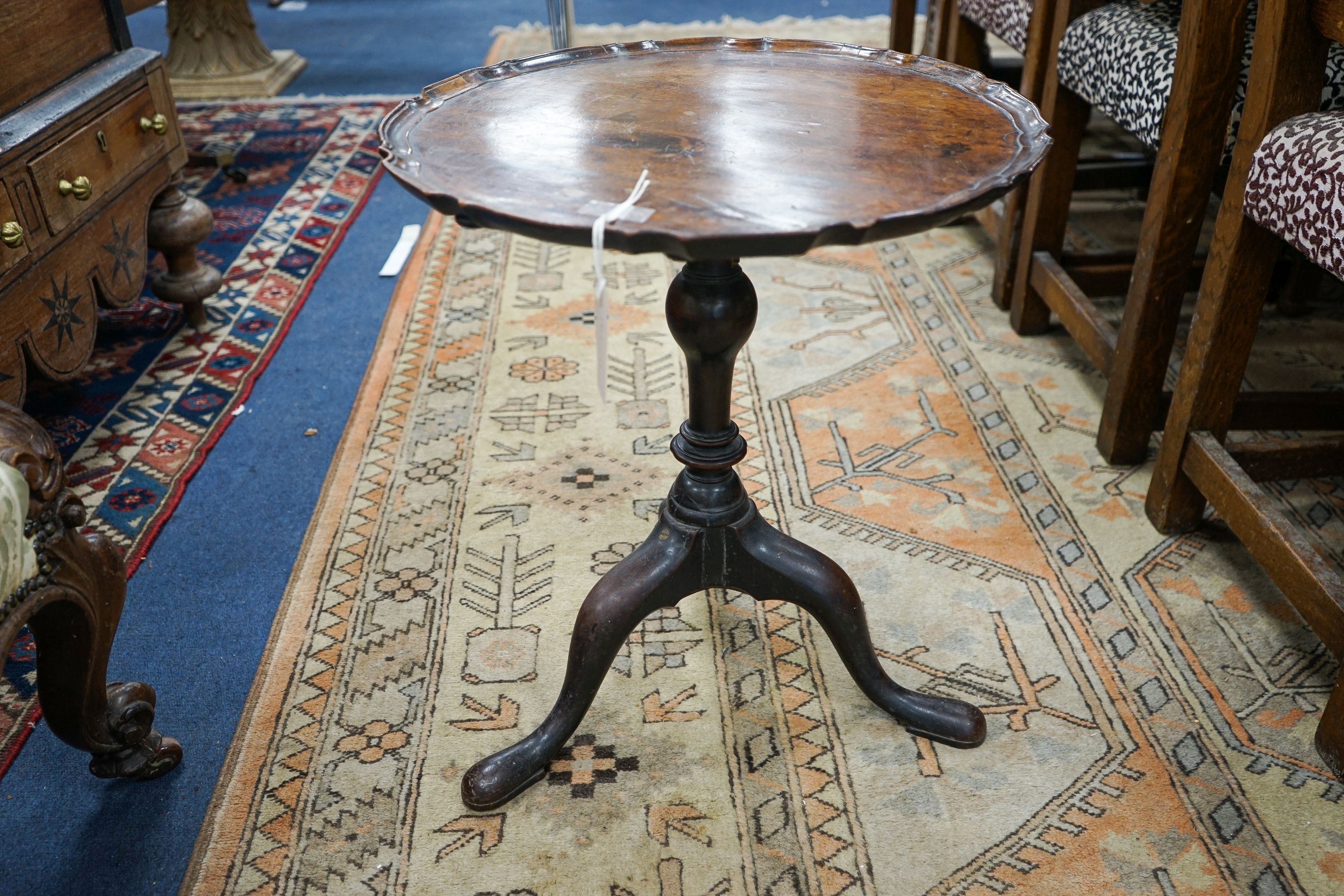 A Georgian circular mahogany occasional table, having piecrust top on vase-shaped column and tripartite supports with club feet, a.f. diameter 48cm, height 53cm